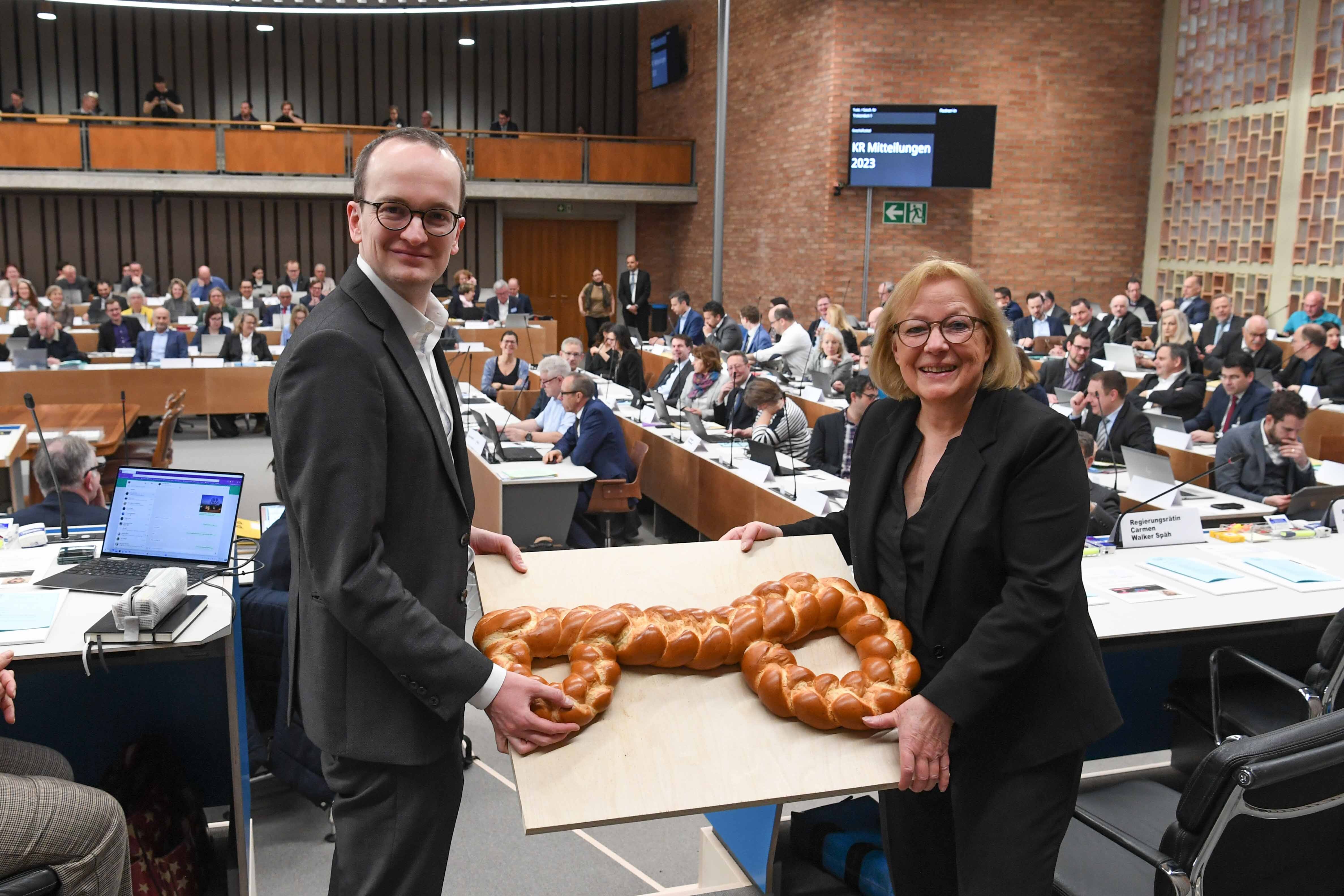 Schlüsselübergabe von Baudirektor Martin Neukom an Kantonsratspräsidentin Esther Guyer